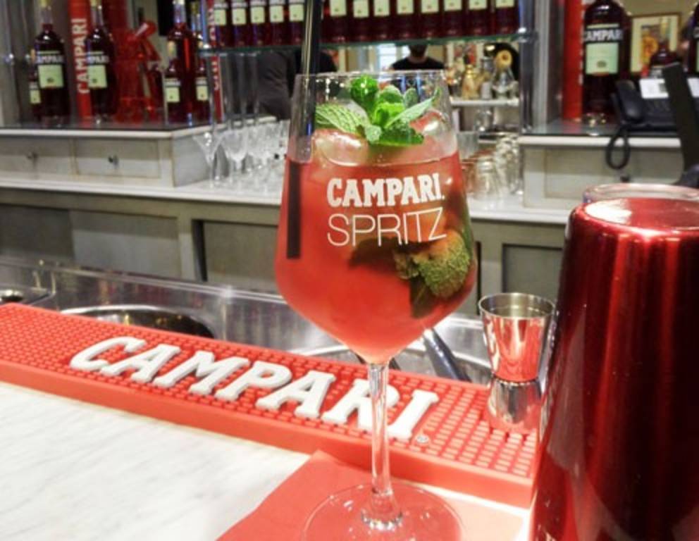 Auch der Original Campari wird mit viel Eis serviert. Der Tipp vom Profi: Auf die Minze mit der flachen Hand klopfen, um die Aromen freizusetzen.  Auch der Original Campari wird mit viel Eis serviert. Der Tipp vom Profi: Auf die Minze mit der flachen Hand klopfen, um die Aromen freizusetzen.