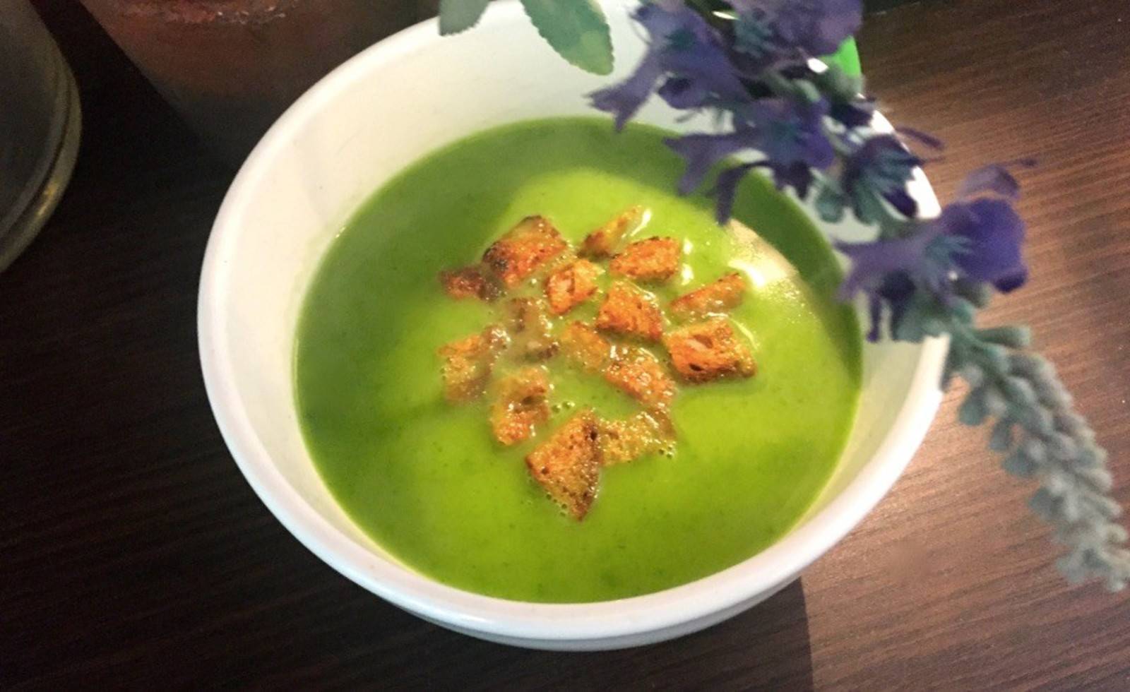 Bärlauchcremesuppe mit Schwarzbrotcroutons