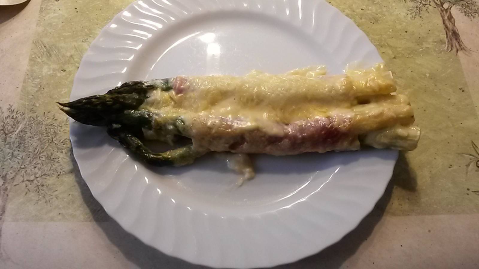 Grüner Spargel überbacken