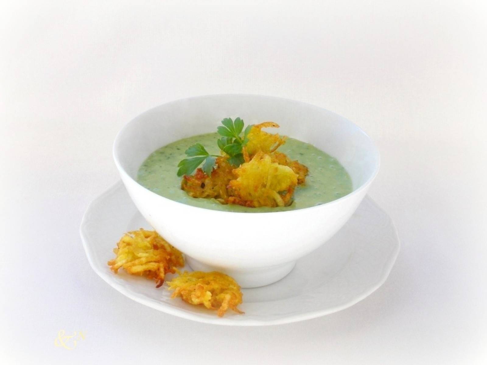 Bärlauch-Petersiliensuppe mit Kartoffelrösti