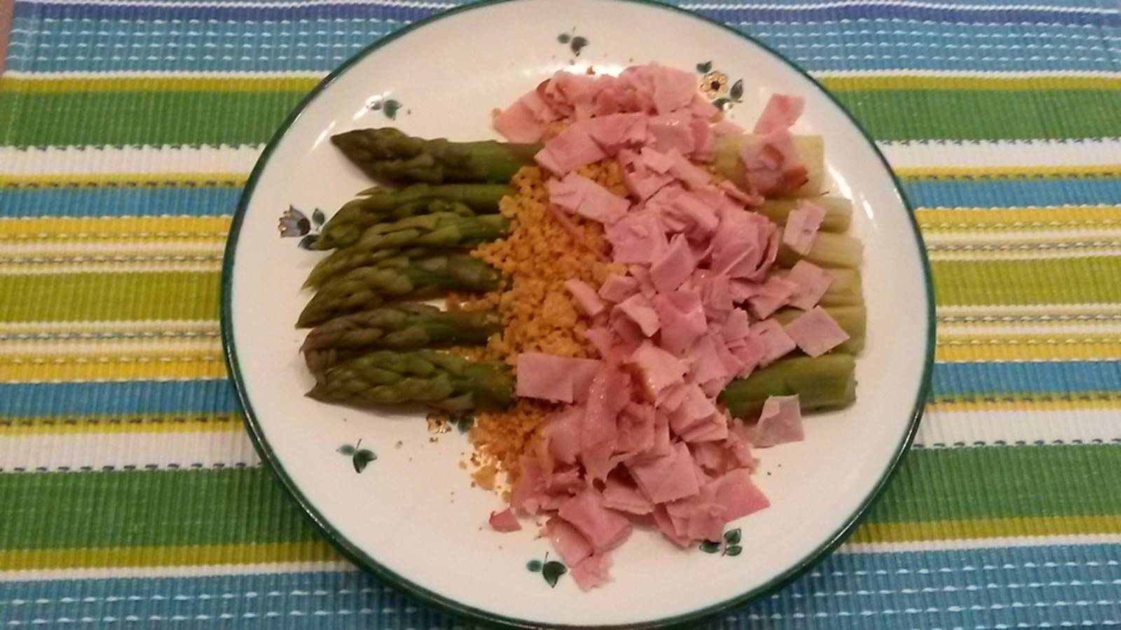 Grüner Spargel mit Butterbrösel und Schinken