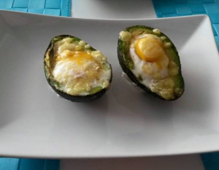 Avocado mit Ei und Käse Avocado mit Ei und Käse