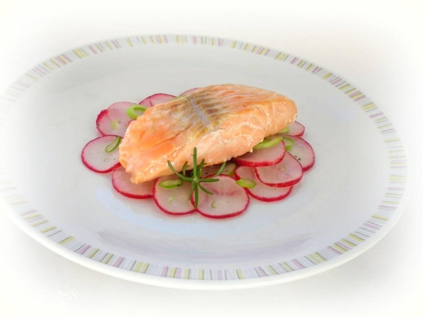 Gebratener Lachs mit Radieschensalat