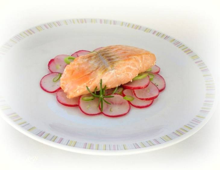 Gebratener Lachs mit Radieschensalat Gebratener Lachs mit Radieschensalat