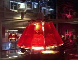 Eine Lampe aus Camparisoda-Flaschen steht für die Zusammenarbeit von Campari mit Künstlern aus Italien und aller Welt. Eine Lampe aus Camparisoda-Flaschen steht für die Zusammenarbeit von Campari mit Künstlern aus Italien und aller Welt.