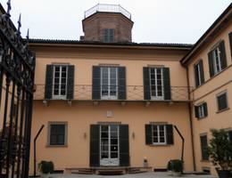 Gleich nebenan: Die Villa Campari - ein Restaurant und die Campari Academy, in der Barkeeper aus- und weitergebildet werden. Gleich nebenan: Die Villa Campari - ein Restaurant und die Campari Academy, in der Barkeeper aus- und weitergebildet werden.