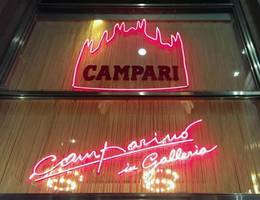 Die berühmte Bar Camparino in Galleria in Mailand. Seit 1915 wird dort das Original Campari Soda serviert.
