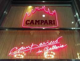 Die berühmte Bar Camparino in Galleria in Mailand. Seit 1915 wird dort das Original Campari Soda serviert. Die berühmte Bar Camparino in Galleria in Mailand. Seit 1915 wird dort das Original Campari Soda serviert.