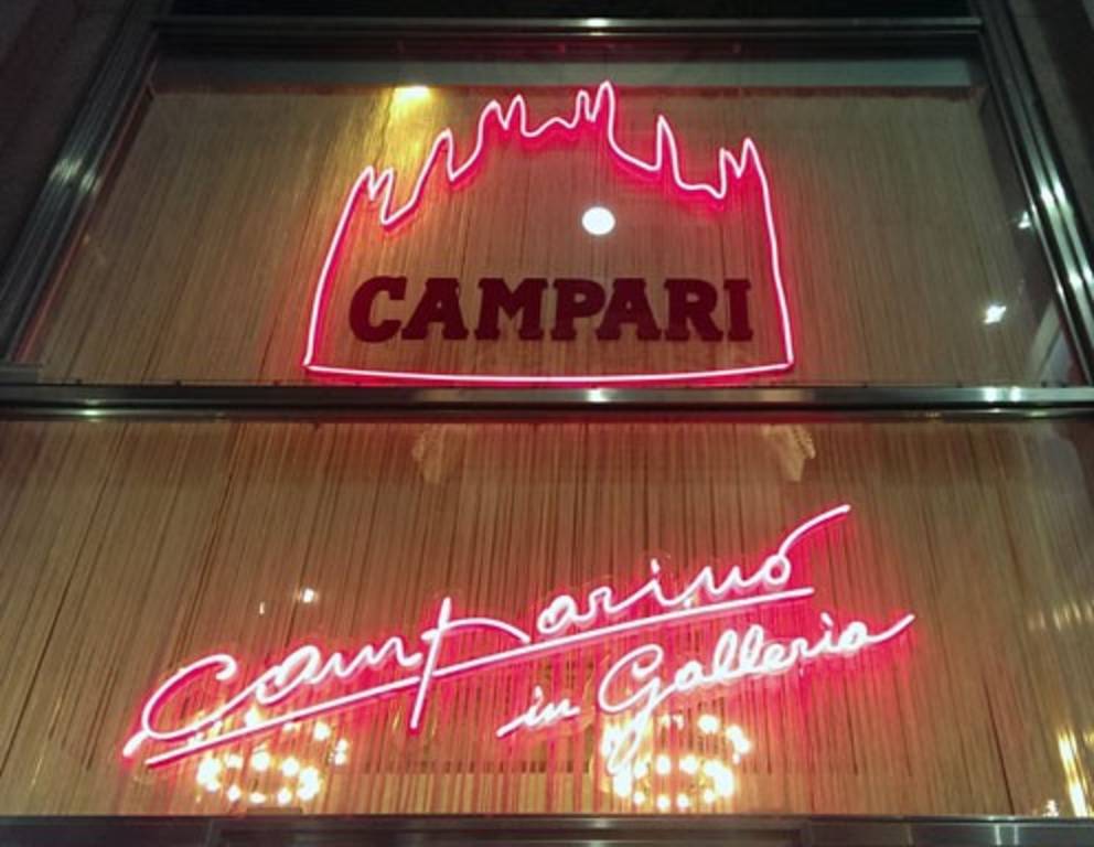 Die berühmte Bar Camparino in Galleria in Mailand. Seit 1915 wird dort das Original Campari Soda serviert. Die berühmte Bar Camparino in Galleria in Mailand. Seit 1915 wird dort das Original Campari Soda serviert.