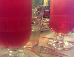 Diese speziellen Gläser für Campari Soda gibt es nur im Camparino in Galleria. Da schmeckt der Aperitivo gleich noch besser - ein Besuch lohnt sich also. Diese speziellen Gläser für Campari Soda gibt es nur im Camparino in Galleria. Da schmeckt der Aperitivo gleich noch besser - ein Besuch lohnt sich also.