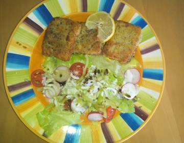 Blattsalat mit Fisch und Minze-Dip