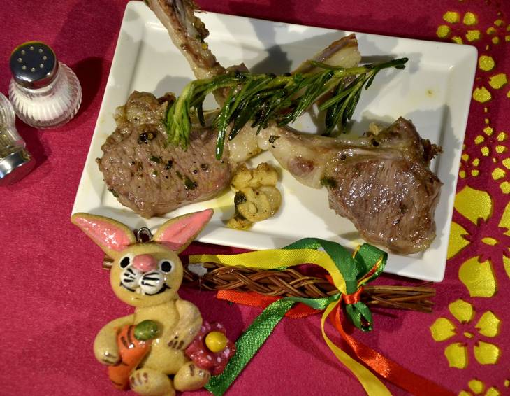Lammkoteletts mit geschmortem Knoblauch Lammkoteletts mit geschmortem Knoblauch