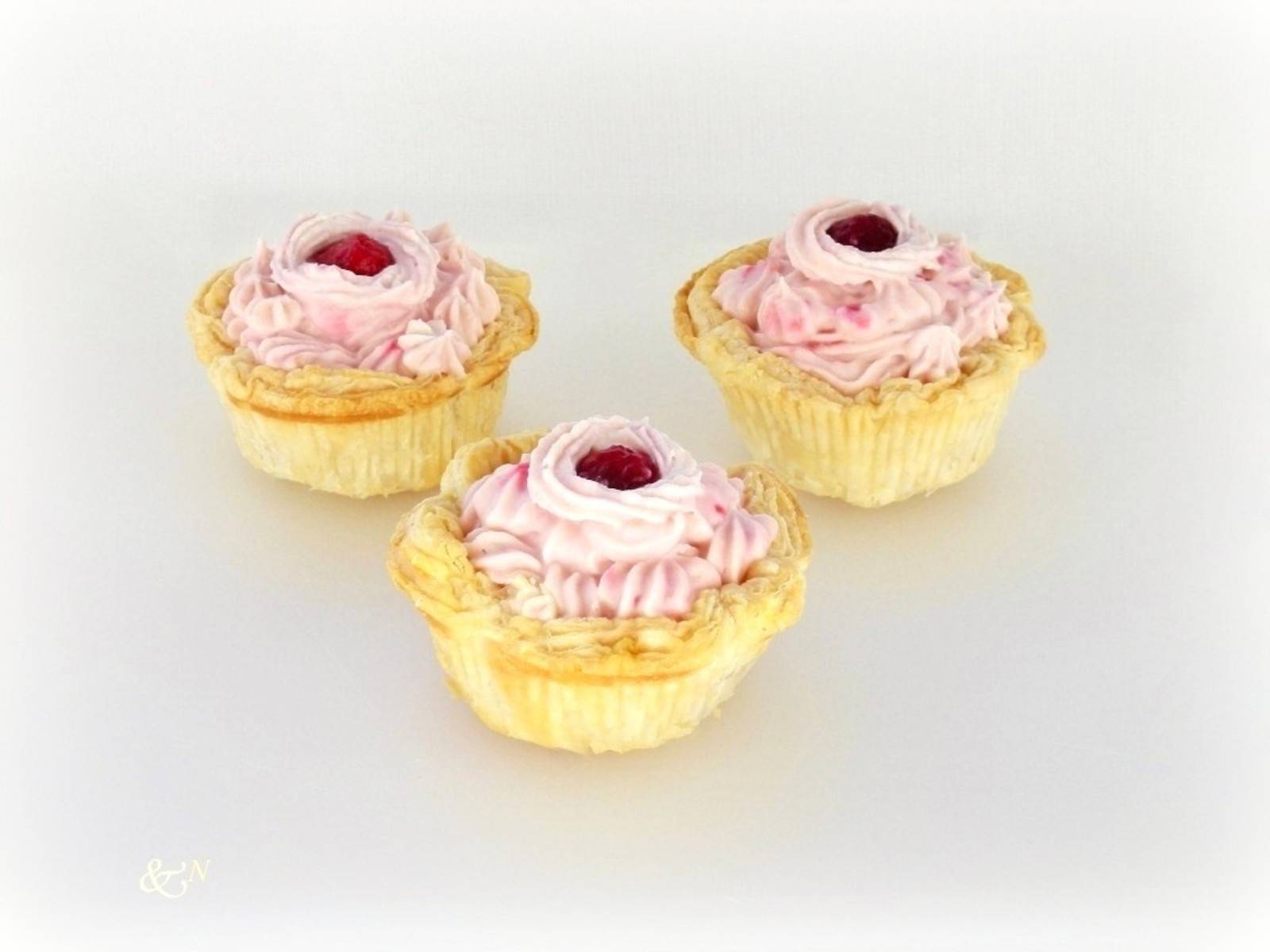Blätterteig-Körbchen mit Himbeercreme Blätterteig-Körbchen mit Himbeercreme