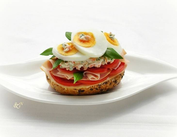 Schinken-Sandwich mit Bärlauch und Eiern
