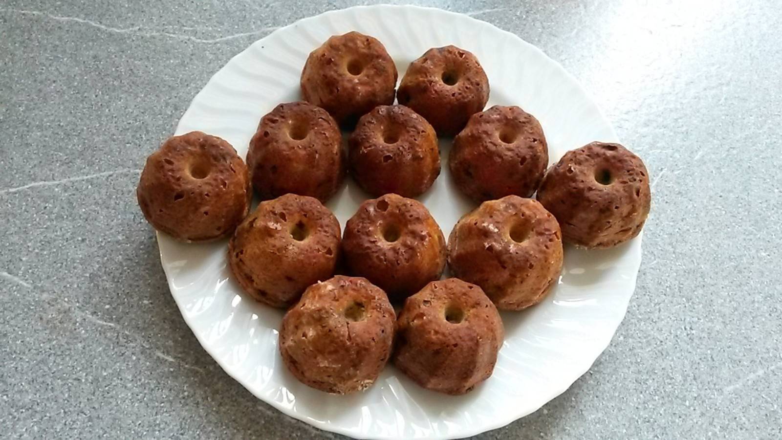 Schoko-Nuss-Amarena-Minigugelhupf Rezept - ichkoche.de