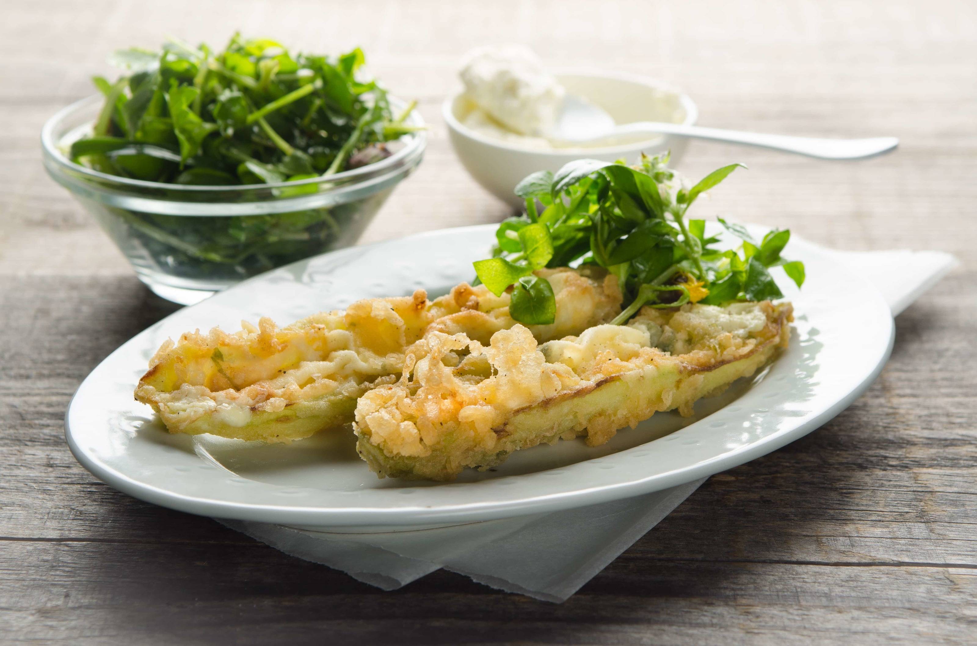 Knusprige Minigurken mit Zitronenmelisse und Frischkäse