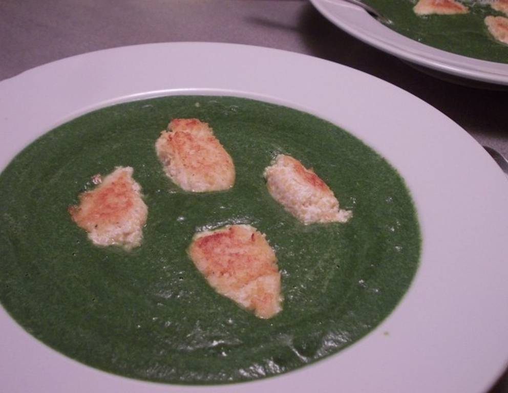Spinatsuppe mit Topfen-Polenta-Nockerl Spinatsuppe mit Topfen-Polenta-Nockerl