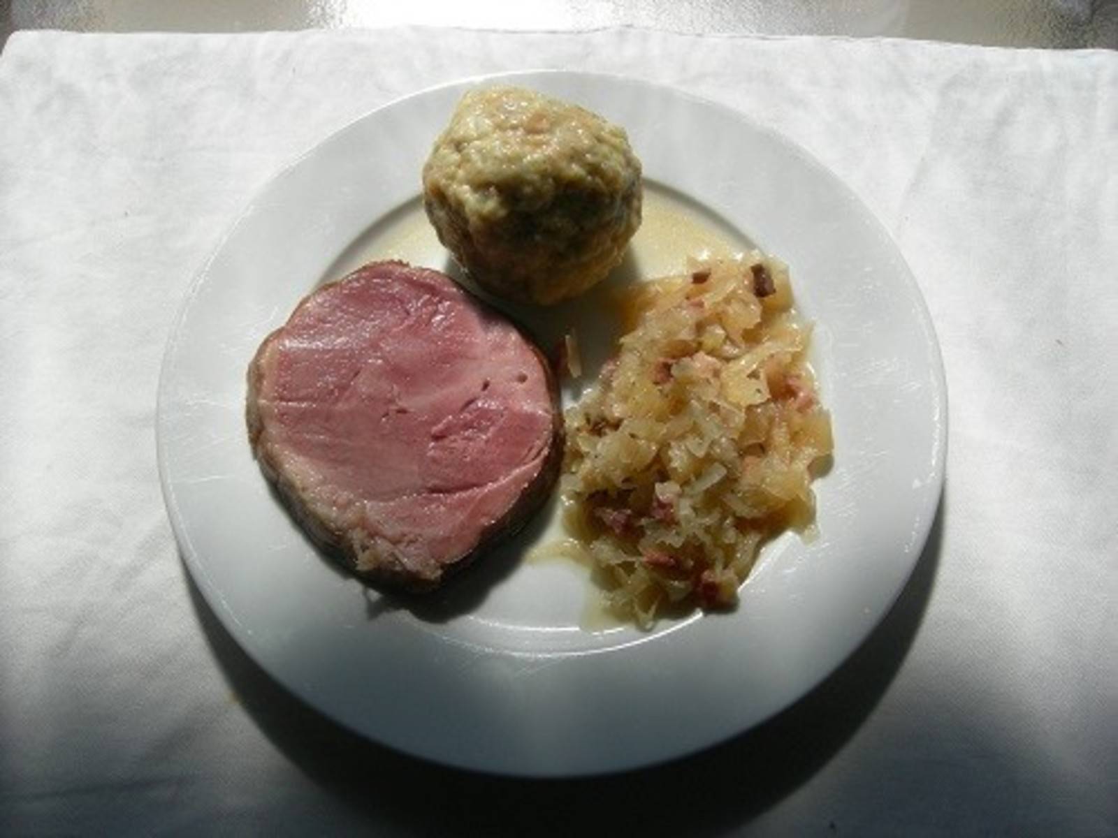 G'selchtes mit Sauerkraut und Grießknödeln