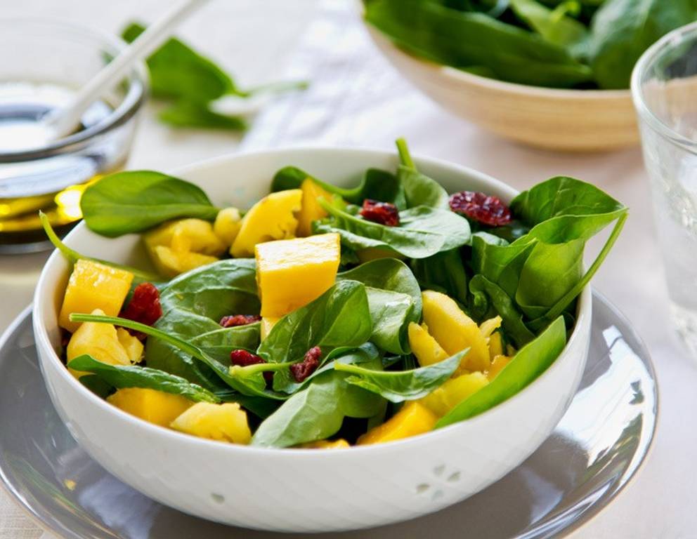 Basischer Spinatsalat mit Mango Basischer Spinatsalat mit Mango