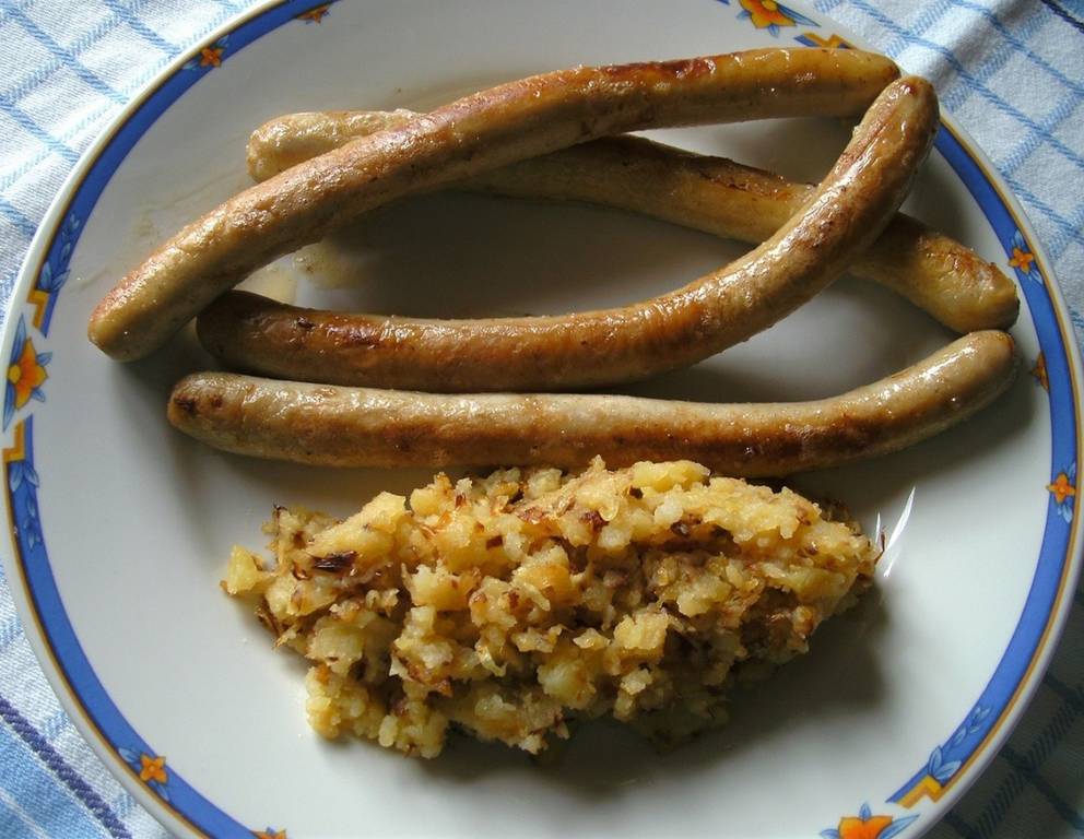Bratwurst mit Erdäpfelschmarren Bratwurst mit Erdäpfelschmarren