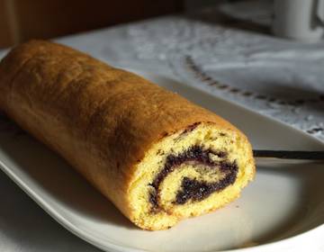 Biskuitroulade mit Pariser Creme Biskuitroulade mit Pariser Creme