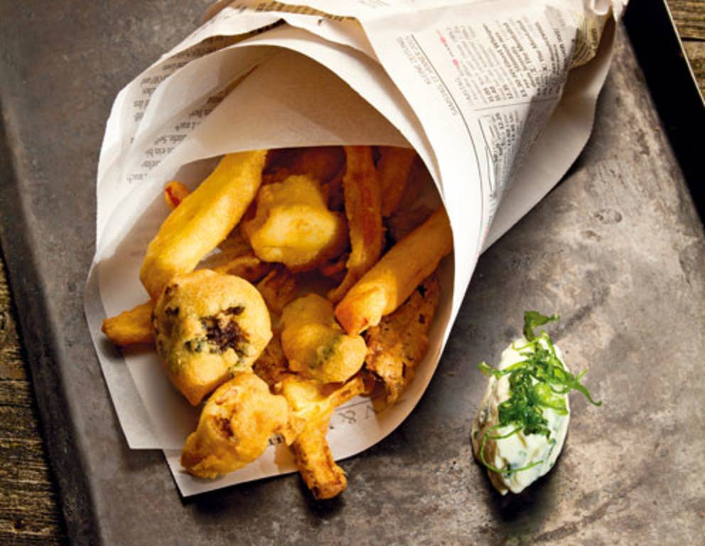 Knuspriges Gemüse im Weinteig mit Sauerrahm-Bärlauch-Creme Knuspriges Gemüse im Weinteig mit Sauerrahm-Bärlauch-Creme