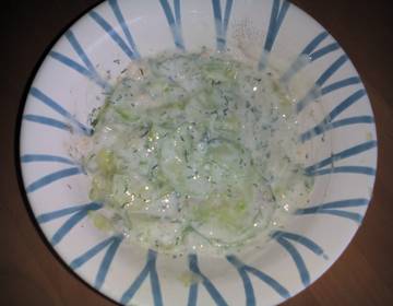 Gurkensalat mit Joghurtdressing