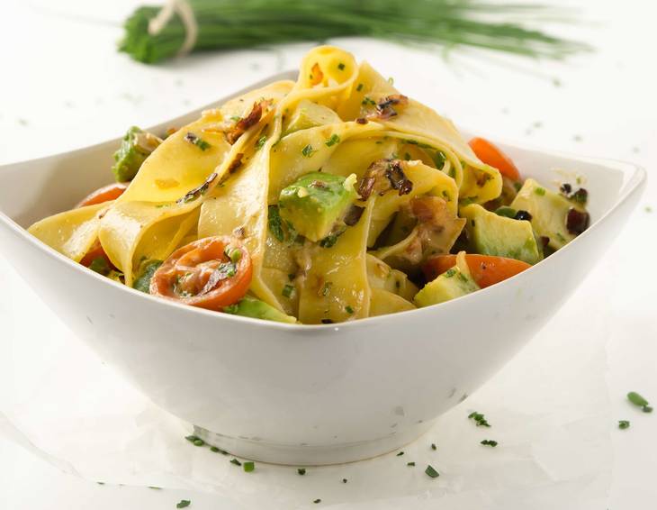 Cremige Pappardelle mit Avocado