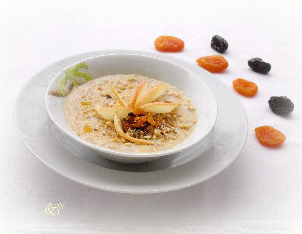 Porridge mit getrockneten Früchten Porridge mit getrockneten Früchten
