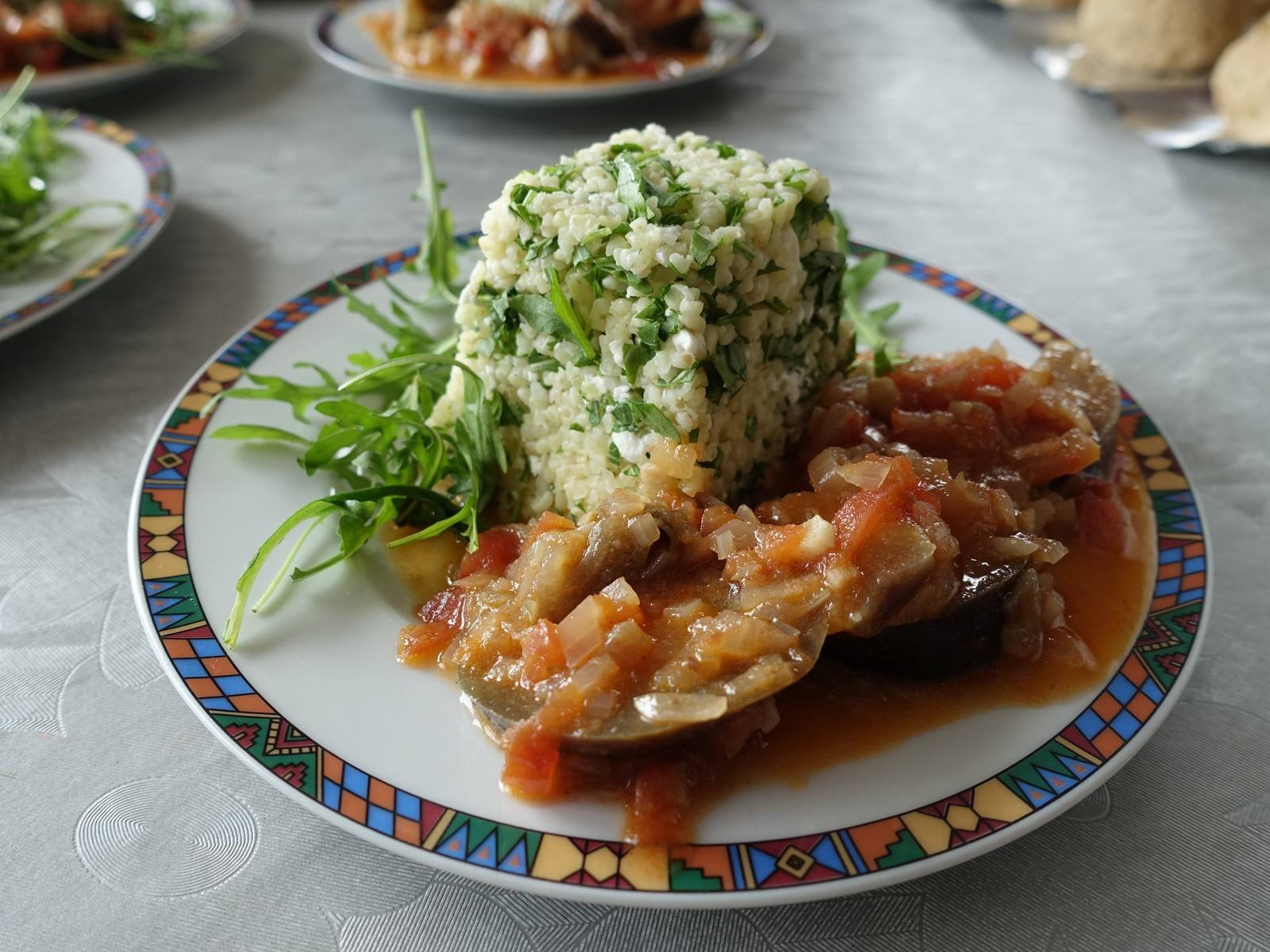 Süss-saure Melanzane auf Bulgur