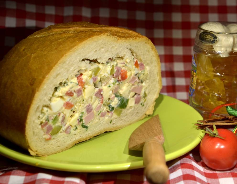 Gefüllter Weißbrotwecken Gefüllter Weißbrotwecken