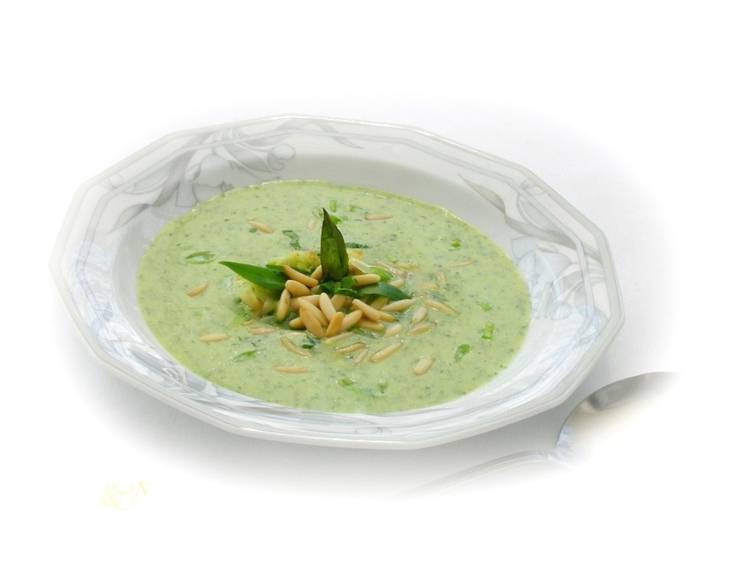 Bärlauch-Schaumsuppe mit geröstete Pinienkernen Bärlauch-Schaumsuppe mit geröstete Pinienkernen