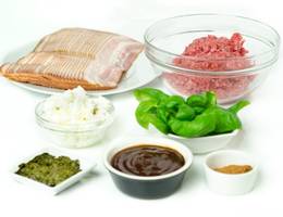 Schritt 1: Die Zutaten für die Bacon Bomb herrichten. Dazu das Faschierte mit etwas Salz und Pfeffer würzen. Schafkäse mit den Fingern fein zerbröseln, die trockenen Gewürze vermischen. Schritt 1: Die Zutaten für die Bacon Bomb herrichten. Dazu das Faschierte mit etwas Salz und Pfeffer würzen. Schafkäse mit den Fingern fein zerbröseln, die trockenen Gewürze vermischen.