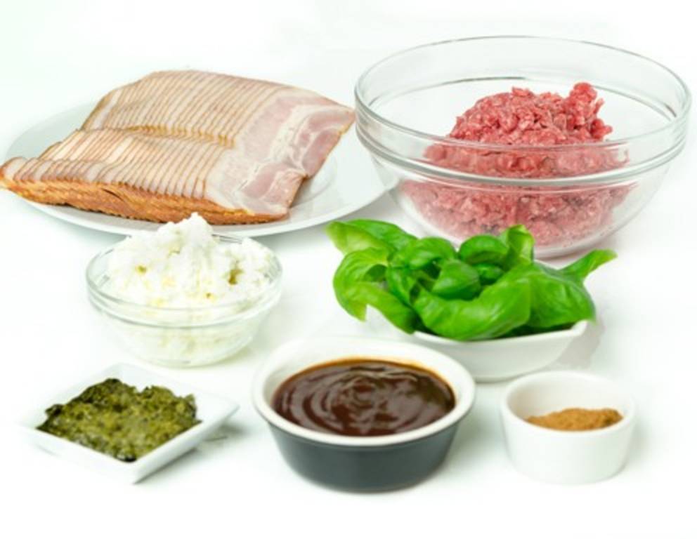 Schritt 1: Die Zutaten für die Bacon Bomb herrichten. Dazu das Faschierte mit etwas Salz und Pfeffer würzen. Schafkäse mit den Fingern fein zerbröseln, die trockenen Gewürze vermischen. Schritt 1: Die Zutaten für die Bacon Bomb herrichten. Dazu das Faschierte mit etwas Salz und Pfeffer würzen. Schafkäse mit den Fingern fein zerbröseln, die trockenen Gewürze vermischen.