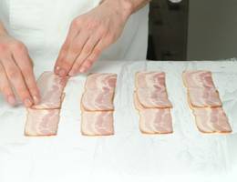 Schritt 3: Daneben - immer im Abstand von 2-3 cm - drei weitere Speckbahnen legen. Schritt 3: Daneben - immer im Abstand von 2-3 cm - drei weitere Speckbahnen legen.