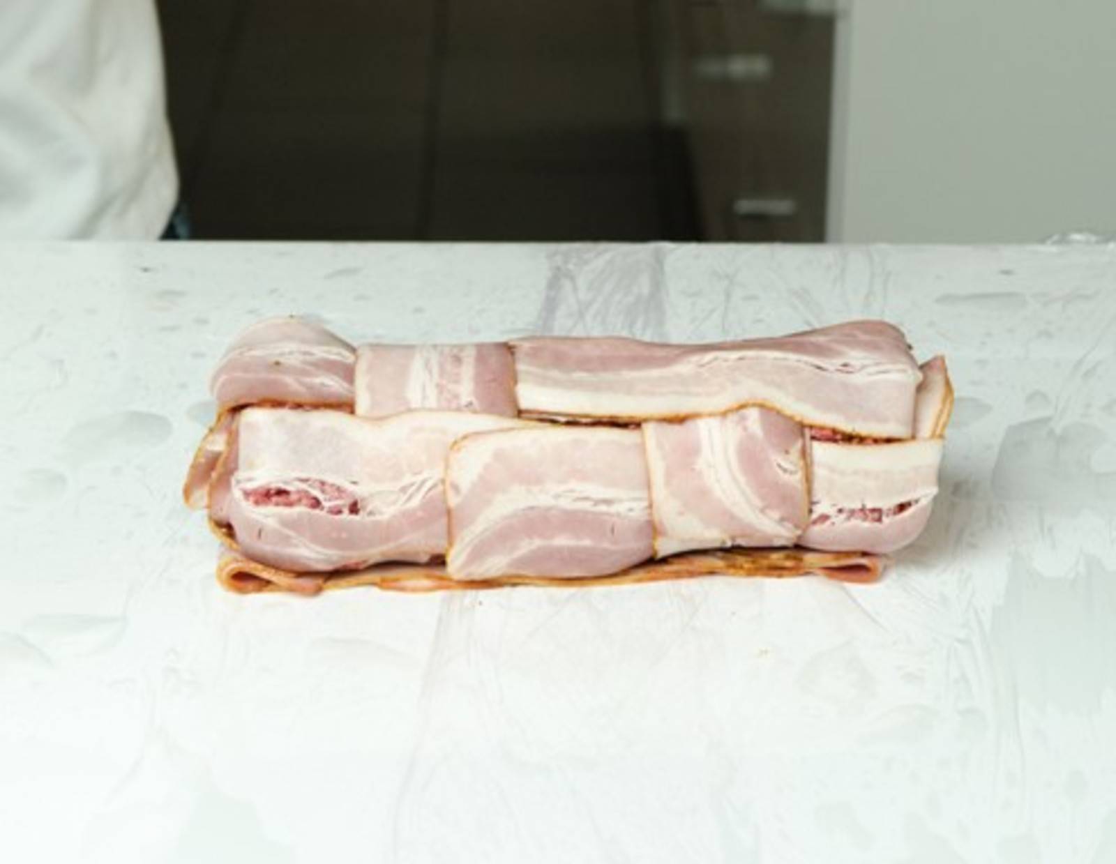 Schritt 26: So soll die Bacon Bomb im fertig gerollten, aber noch rohen Zustand aussehen.