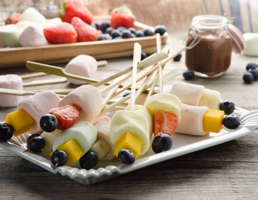Fruchtige Marshmallowspieße aus dem Blumentopf Fruchtige Marshmallowspieße aus dem Blumentopf