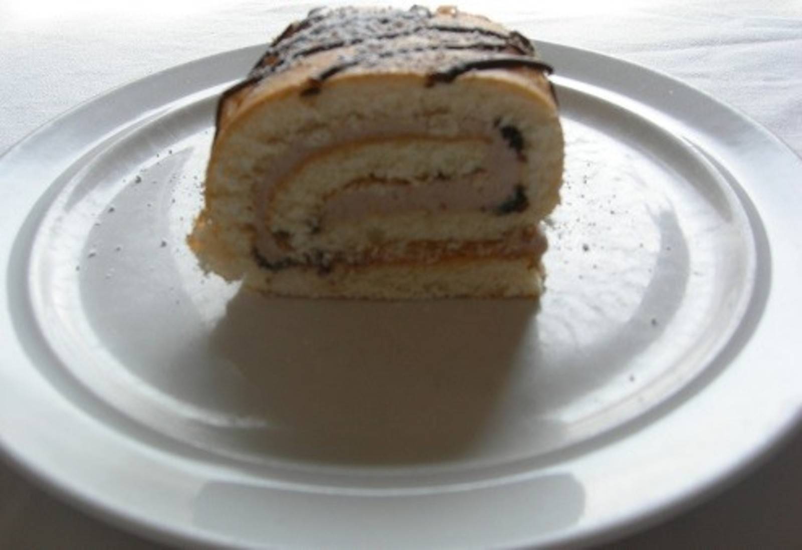 Biskuitroulade mit Schokoladencremefülle