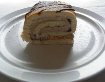 Biskuitroulade mit Schokoladencremefülle Biskuitroulade mit Schokoladencremefülle