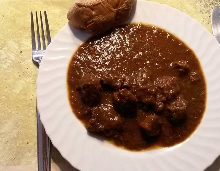 Rindsgulasch aus dem Schnellkochtopf Rindsgulasch aus dem Schnellkochtopf