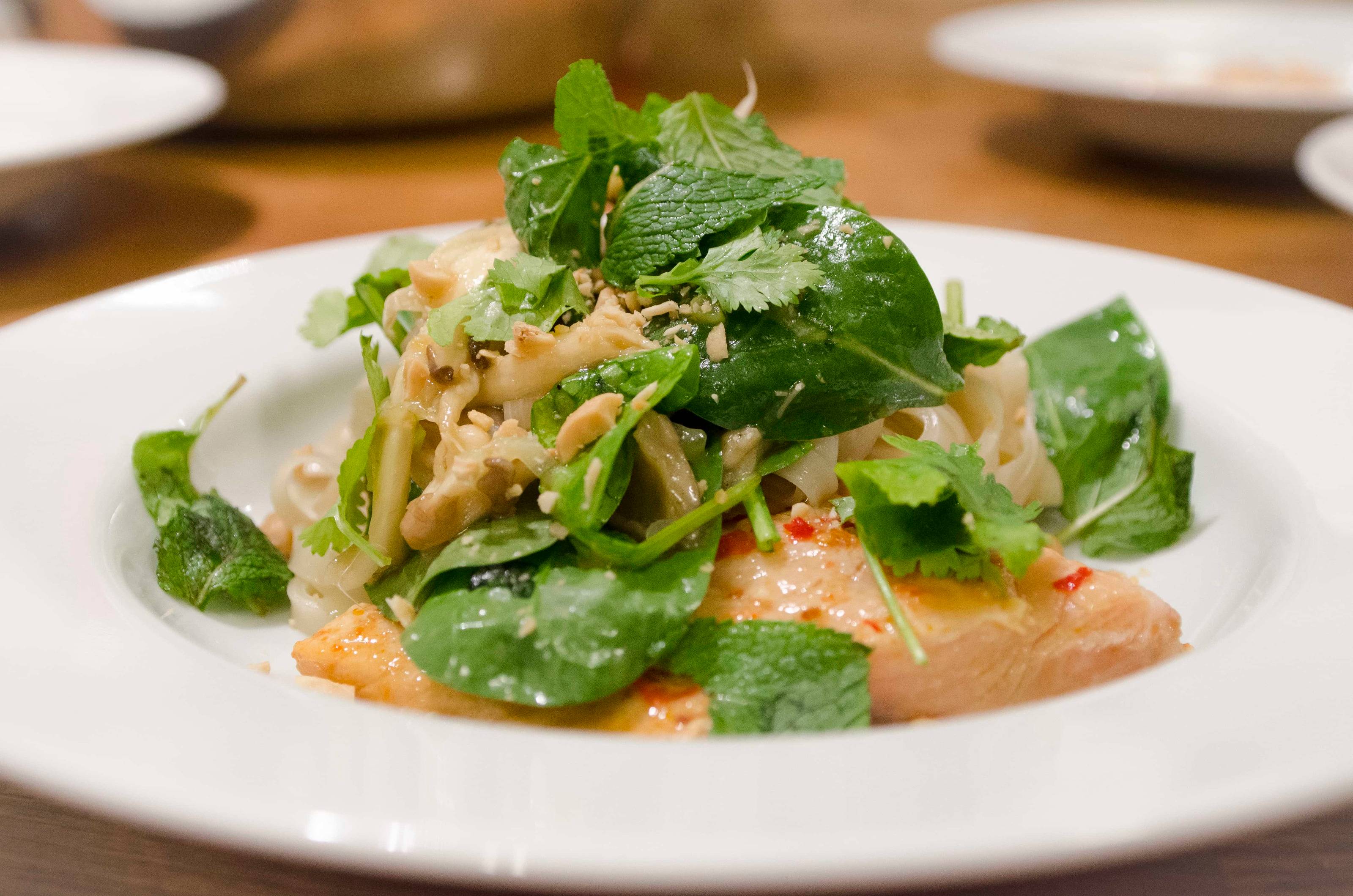 Asiatisch gedämpfter Fisch mit Reisnudelsalat Rezept