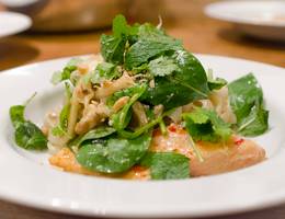 Asiatisch gedämpfter Fisch mit Reisnudelsalat Asiatisch gedämpfter Fisch mit Reisnudelsalat
