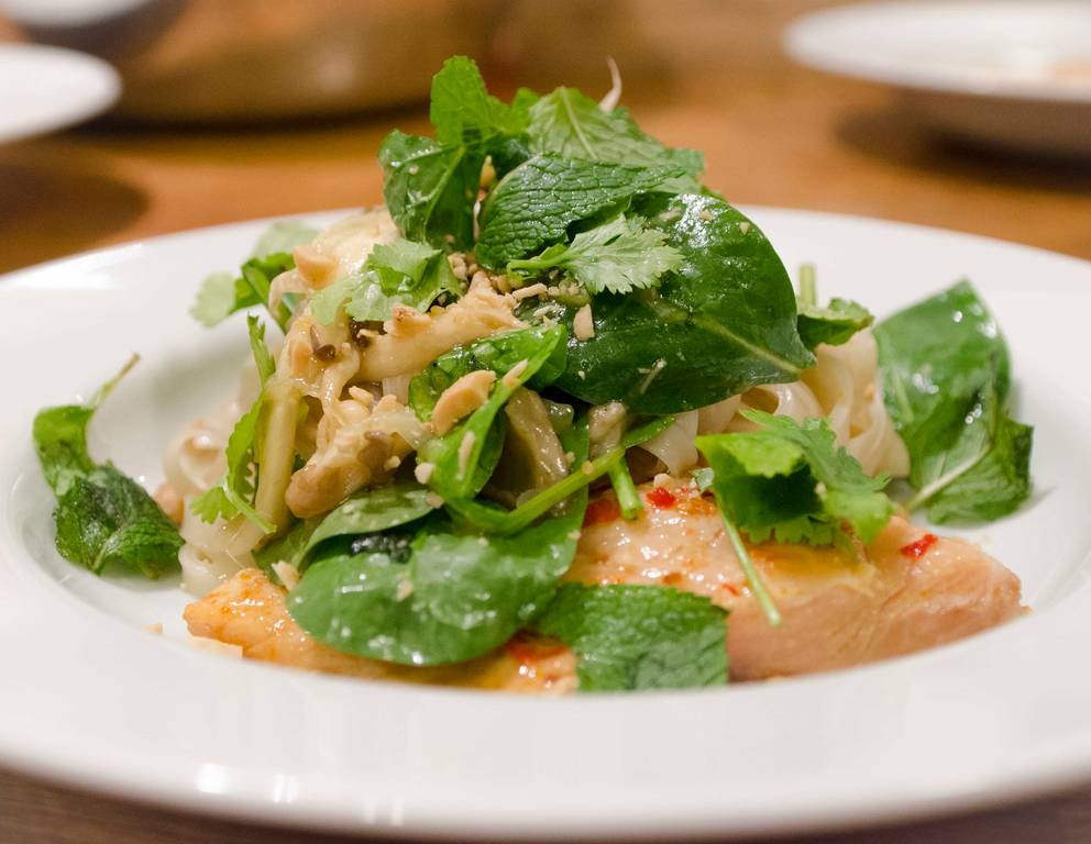 Asiatisch gedämpfter Fisch mit Reisnudelsalat Asiatisch gedämpfter Fisch mit Reisnudelsalat