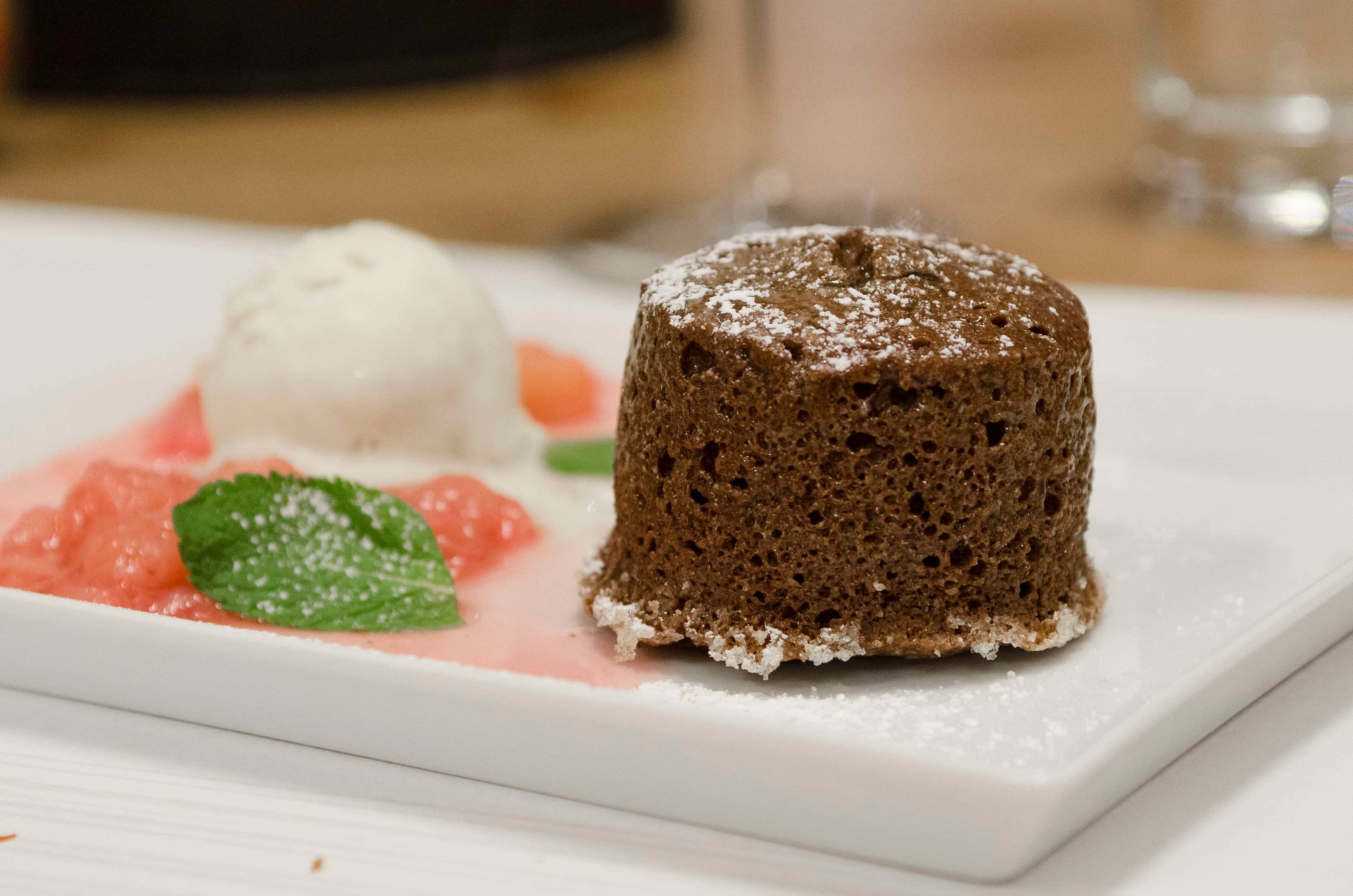 Schokoladensoufflé mit Pistazien und Rhabarber Rezept