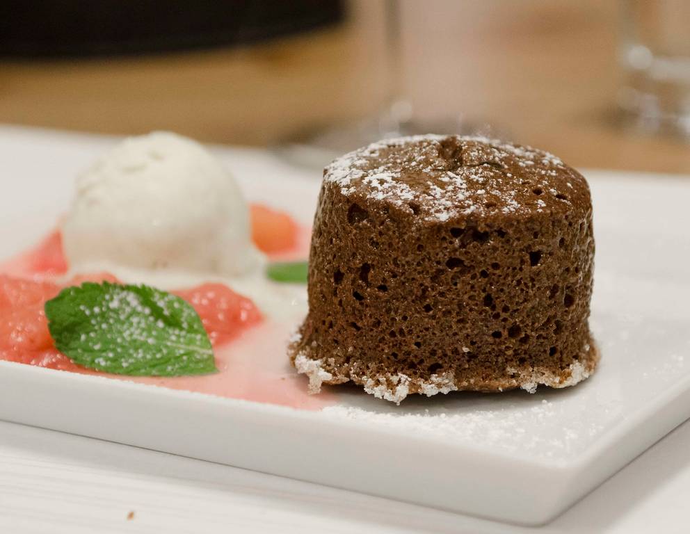 Schokoladensoufflé mit Pistazien und Rhabarber Schokoladensoufflé mit Pistazien und Rhabarber