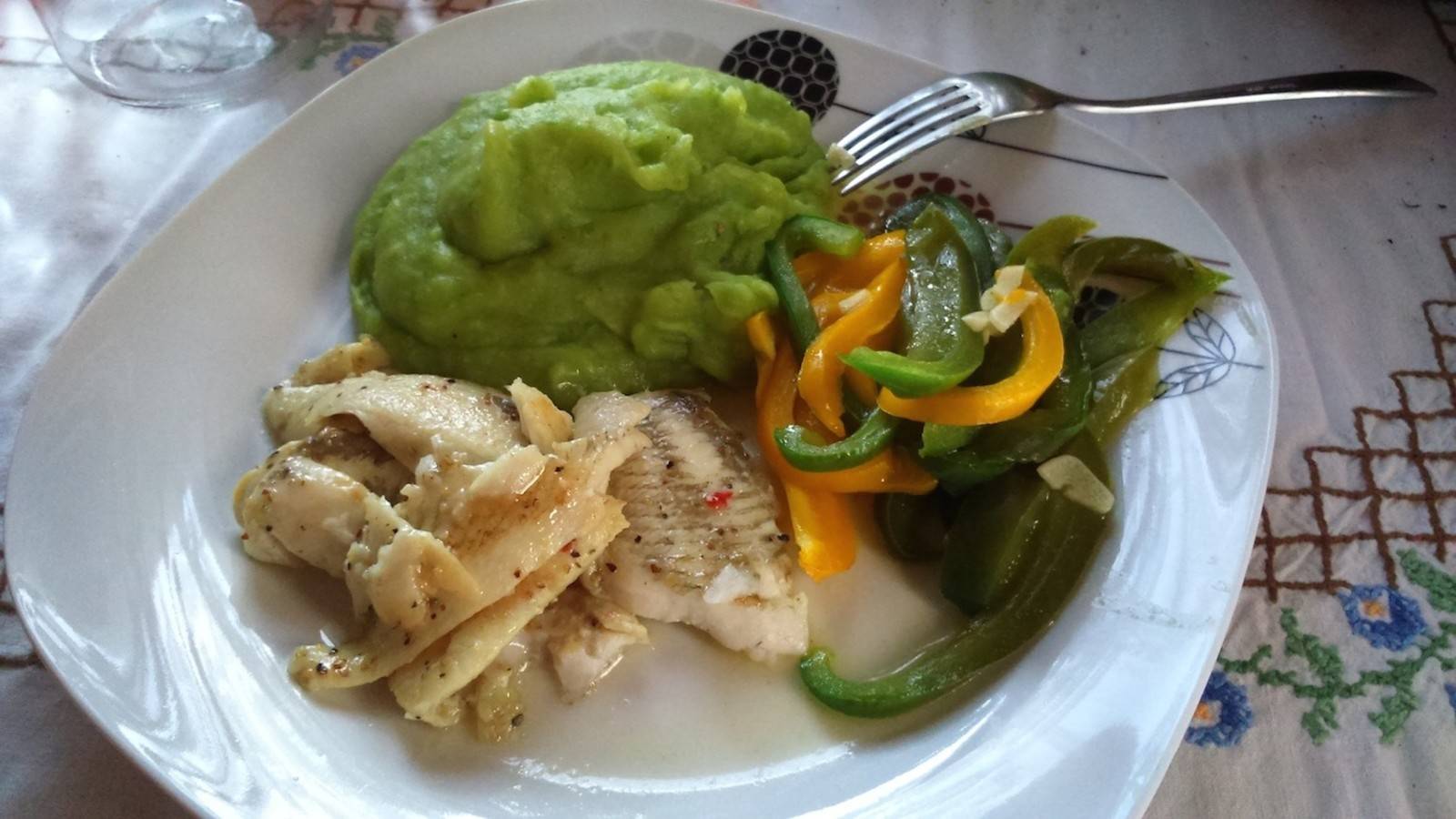 Scholle auf Paprika-Knoblauch-Gemüse mit Erbsenpüree Rezept - ichkoche.ch