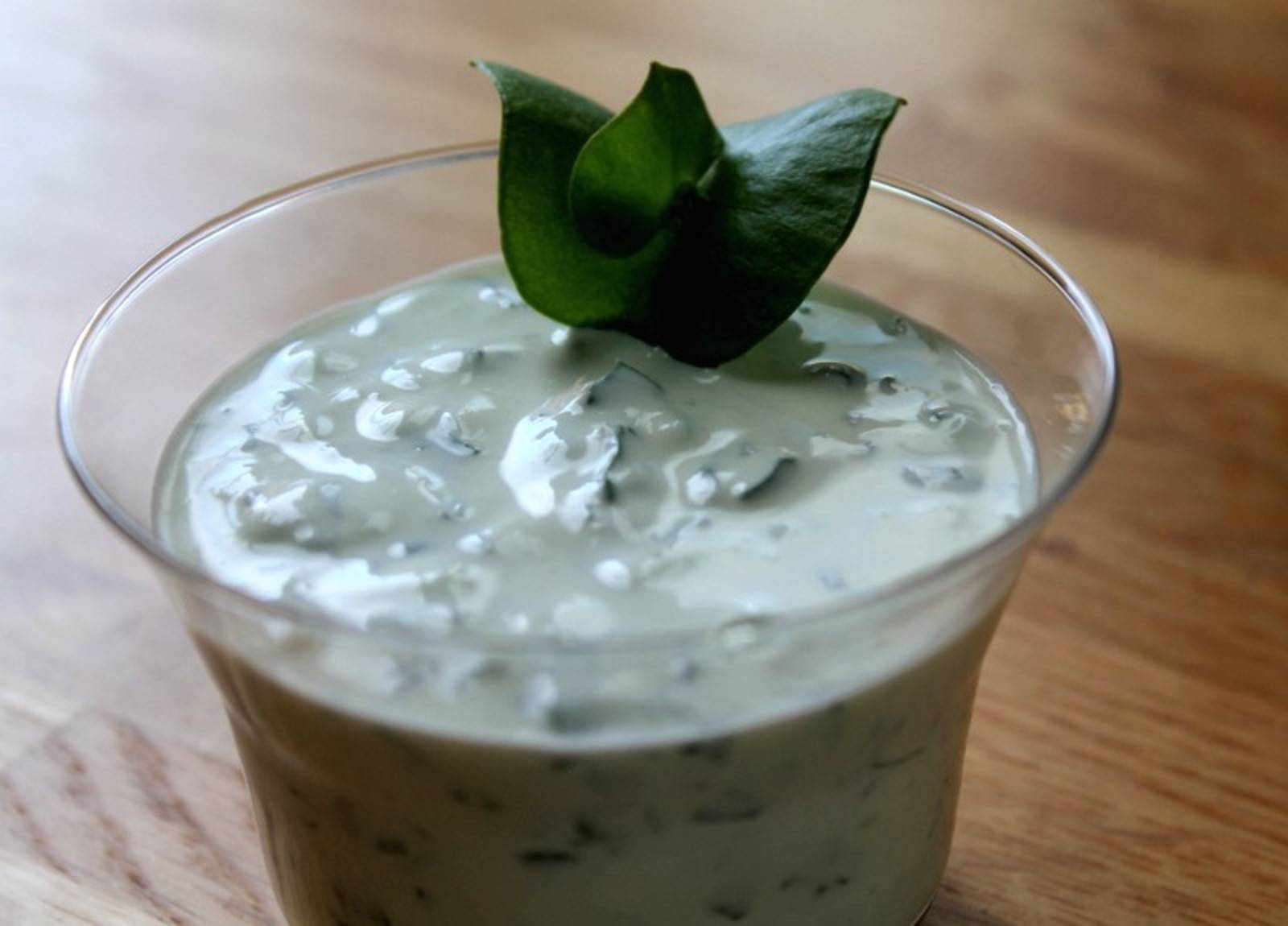 Bärlauch-Sour Cream Dip Rezept - ichkoche.ch