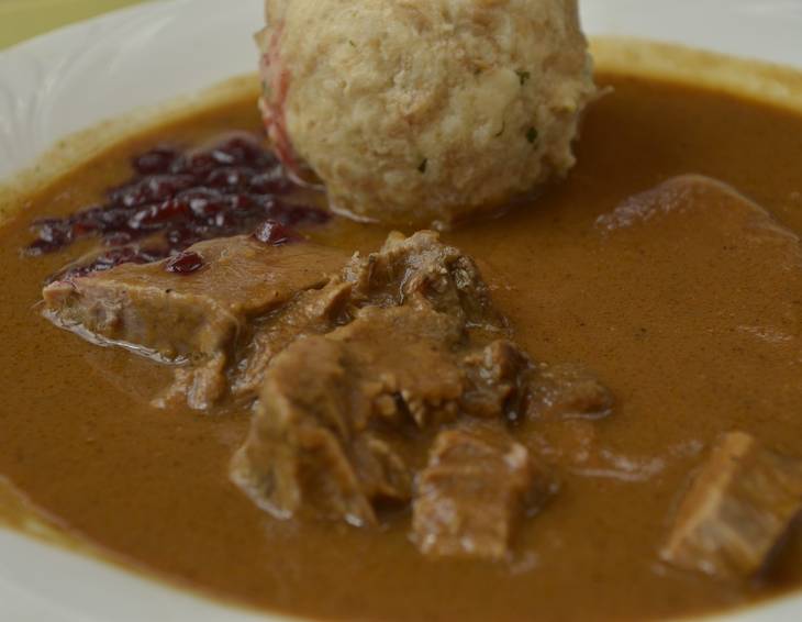 Rindsbraten mit Semmelknödeln Rindsbraten mit Semmelknödeln