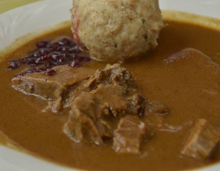 Rindsbraten mit Semmelknödeln