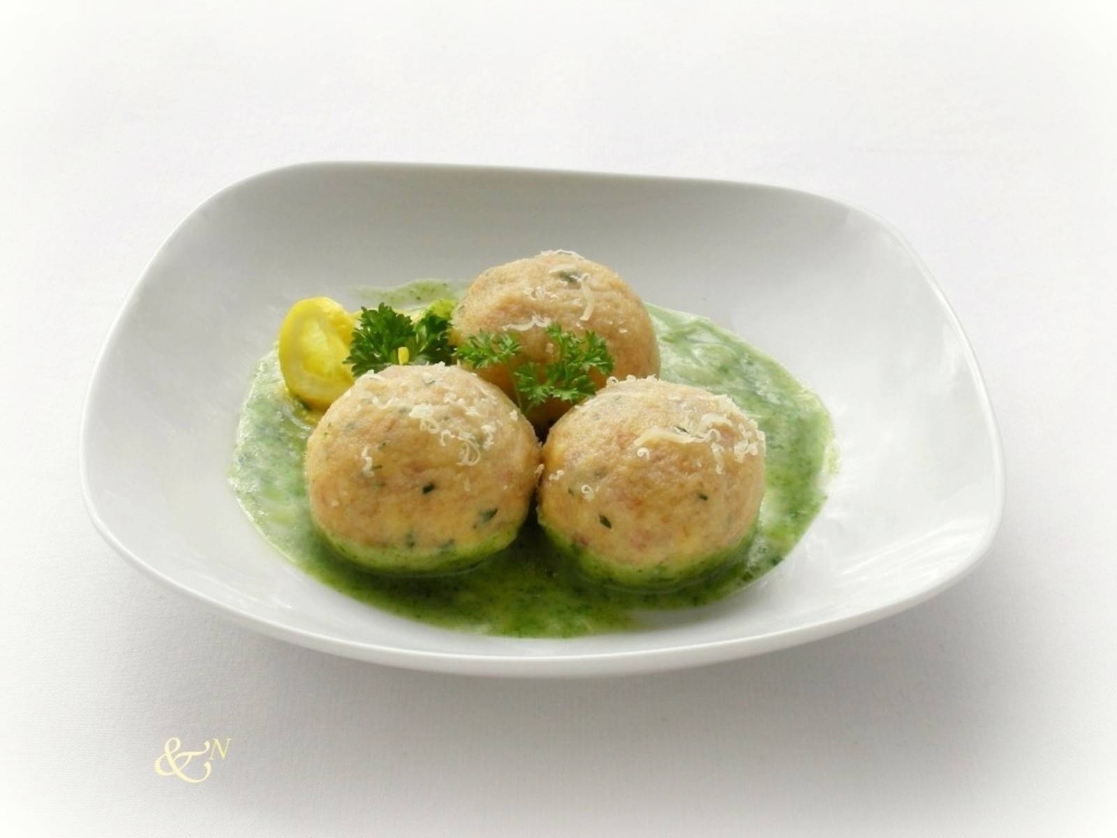 Topfenknödel mit Spinatsauce